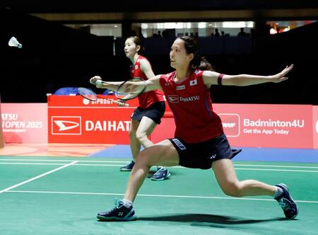 　女子ダブルス準々決勝でプレーする志田千陽（奥）、松山奈未組