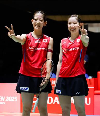 　女子ダブルス準々決勝で韓国ペアに勝利し、笑顔を見せる志田千陽（右）、松山奈未組