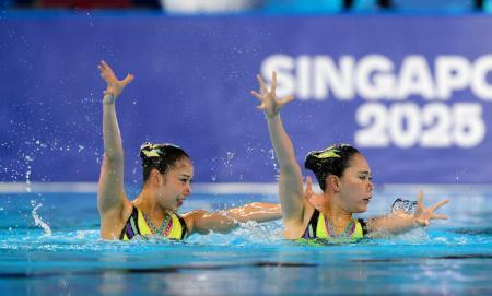 　女子デュエットＴＲ予選　演技する比嘉もえ（左）と佐藤友花組＝シンガポール（共同）