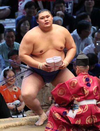 　阿武剋を押し出しで下し、懸賞を手にする大の里