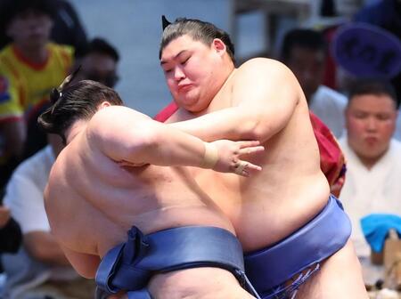 　阿武剋（左）を攻める大の里