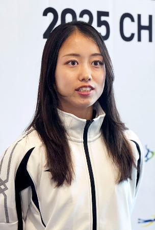 　取材に応じるフラッグフットボール女子の近江佑璃夏＝１８日、東京都新宿区