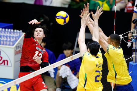 　第２セット、スパイクを決める高橋