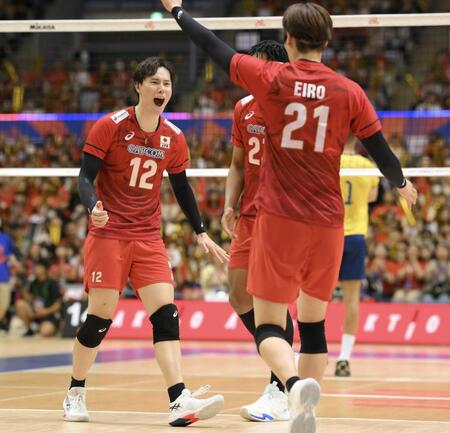 　第２セット、ポイントをあげ喜ぶ高橋藍（撮影・伊藤笙子）