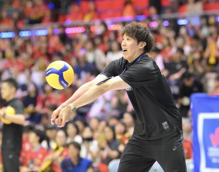 　試合前、練習のサポートをする石川祐希（撮影・伊藤笙子）