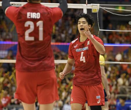 　第２セット、スパイクを決め喜ぶ宮浦健人（撮影・伊藤笙子）