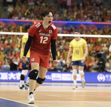 　第１セット、ポイントを奪いほえる高橋藍（撮影・伊藤笙子）