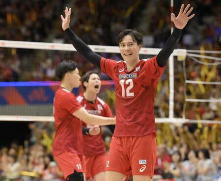 　第１セット、宮浦健人のサービスエースに喜ぶ高橋藍（撮影・伊藤笙子）