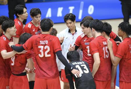 　ブラジル相手にストレートで敗れ、試合後円陣の中央で話す高橋藍（撮影・伊藤笙子）