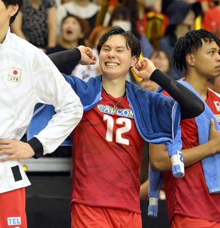 　第２セット、スパイクが惜しくもアウトになり、コートサイドで悔しがる高橋藍（撮影・伊藤笙子）