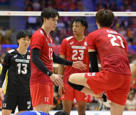 　第１セット、ブラジル相手に苦戦を強いられ厳しい表情の高橋藍（左）＝撮影・伊藤笙子