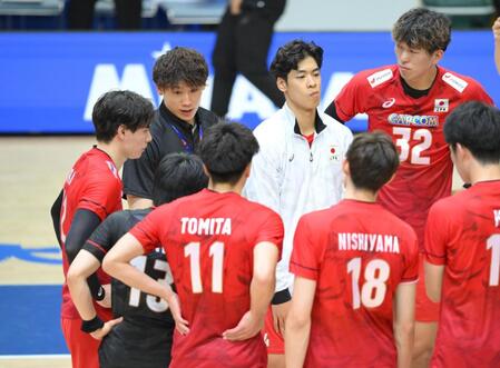 　試合後、コートで選手たちに話しかける石川祐希（左から２人目）＝撮影・伊藤笙子