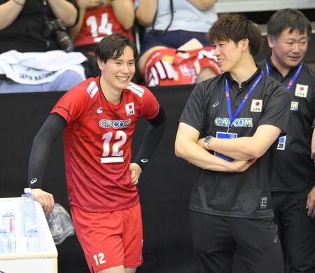 　試合後、コートサイドで話す高橋藍（左）と石川祐希（撮影・伊藤笙子）