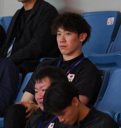 　ベンチを外れ、客席で試合を見つめる石川祐希（撮影・伊藤笙子）