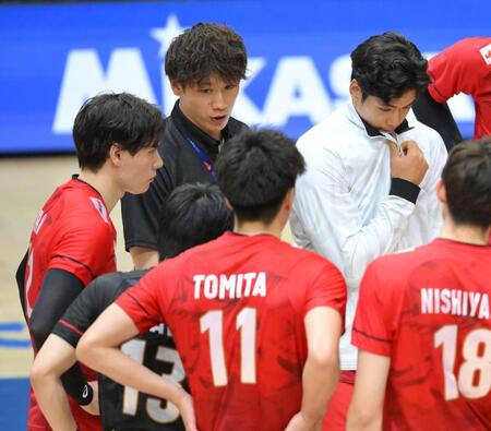 　試合後、円陣の中で選手に話しかける石川祐希（中央）＝撮影・伊藤笙子