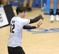 　第４セット、ポイントを奪いポーズを決める高橋藍（撮影・伊藤笙子）