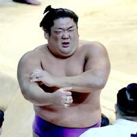 　取組後、右腕を気にする尊富士