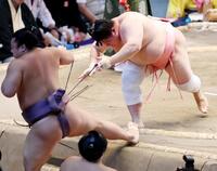 　宇良（右）が寄り切りで翔猿を破る