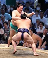 　一山本（奥）が押し出しで平戸海に敗れる