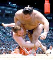 　高安（右）が上手投げで安青錦を下す