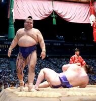 　高安（左）が上手投げで安青錦を下す