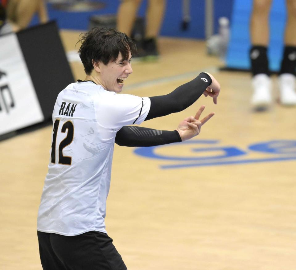 　第４セット、ポイントを奪いポーズを決める高橋藍（撮影・伊藤笙子）