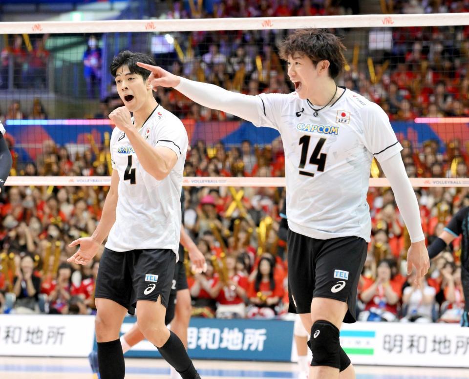 　第２セット、ポイントを奪い喜ぶ宮浦（左）と石川