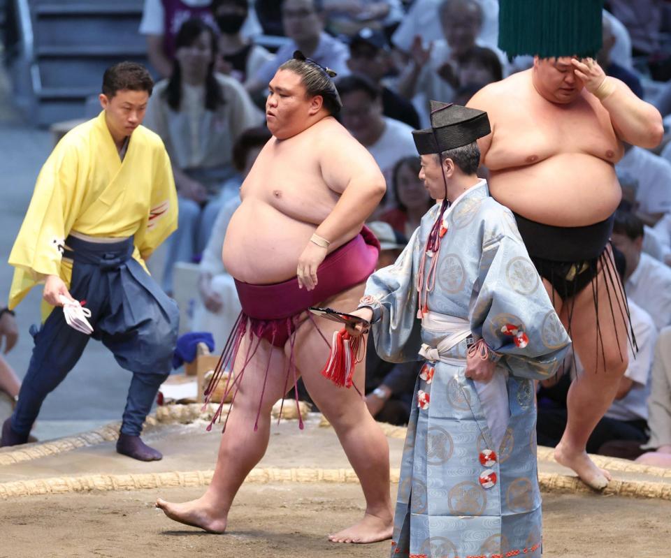 　御嶽海（左から２人目）が寄り切りで正代を破る