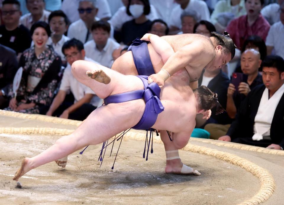 　高安（右）が上手投げで安青錦を下す