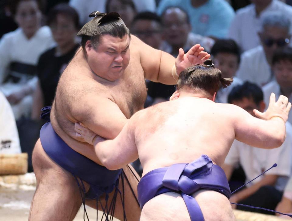 　安青錦（右）を攻める高安