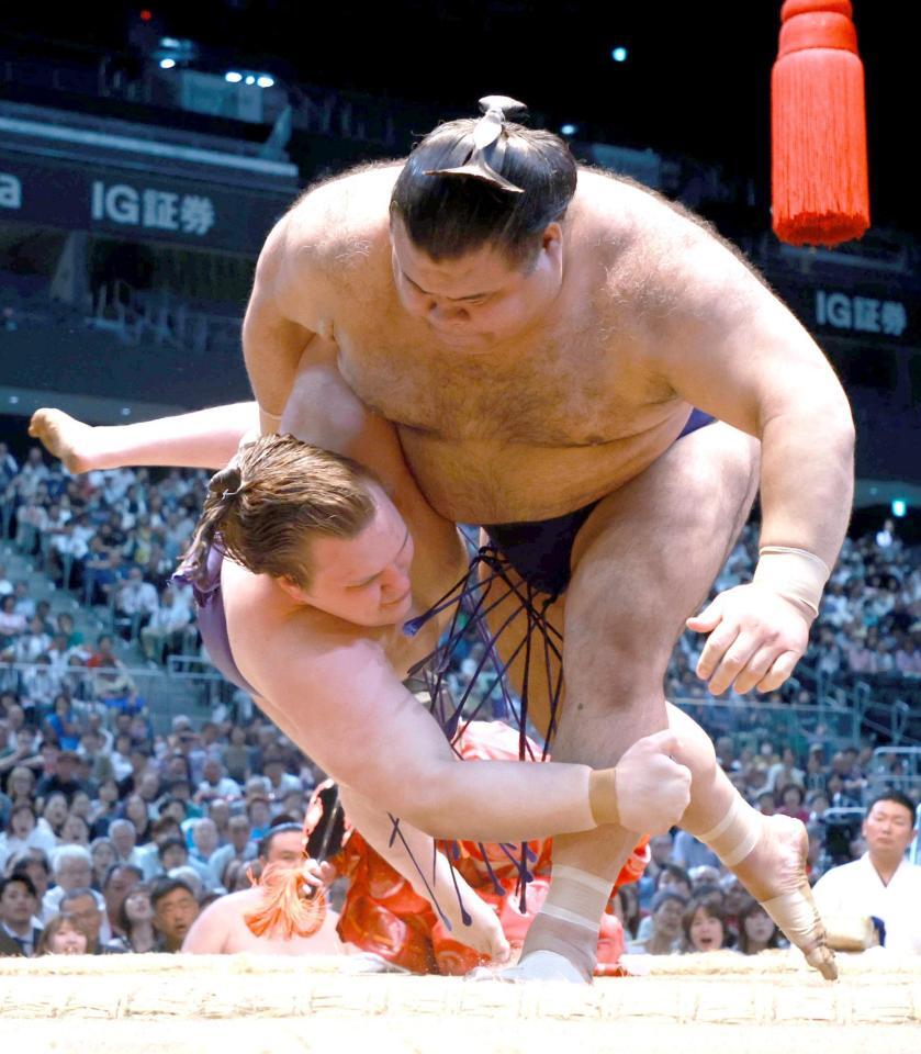 　高安（右）が上手投げで安青錦を下す