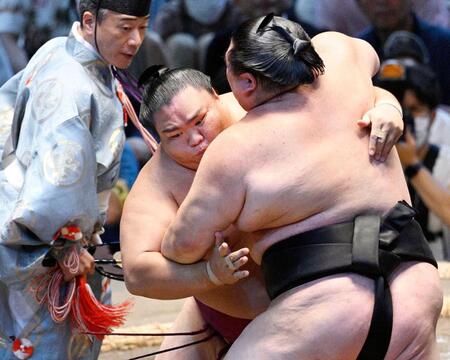 　寄り切りで正代を破る御嶽海