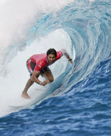 　チューブをくぐり抜けるオレアリー・コナー＝２０２４年、タヒチ（共同）