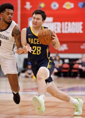 　ペーサーズの一員としてペリカンズ戦でプレーする富永＝ラスベガス（ＮＢＡＥ・ゲッティ＝共同）