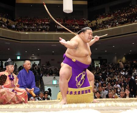 　５月場所で弓取り式をする天空海