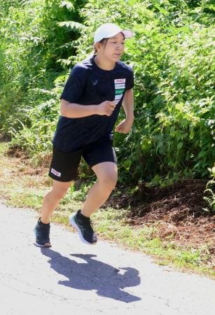 　レスリング女子日本代表の強化合宿で、ダッシュする元木咲良＝１９日、新潟県十日町市