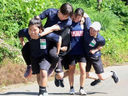 　レスリング女子日本代表の強化合宿で、足腰を鍛える石井亜海（先頭）、最後尾は元木咲良＝１９日、新潟県十日町市