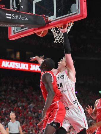 　第４Ｑ、シュートをブロックするジョシュ・ホーキンソン（撮影・伊藤笙子）