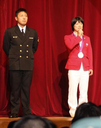 　ロンドン五輪での応援に感謝を述べる小原日登美さん（右）と夫の康司さん＝１２年１２月