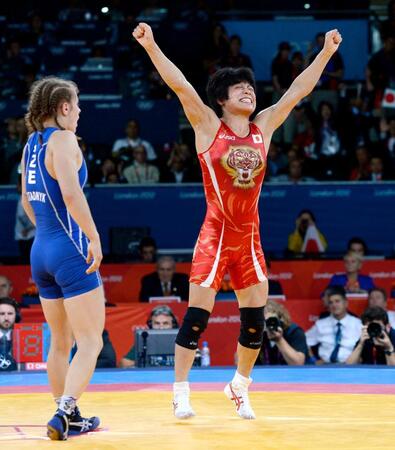 　ロンドン五輪レスリング女子48キロ級決勝でアゼルバイジャンの選手（左）を破り、喜ぶ小原日登美さん＝２０１２年８月（共同）