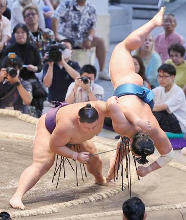 　草野（左）がすくい投げで琴栄峰を下す