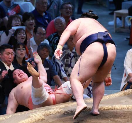 　宇良（左）が押し倒しで豪ノ山に敗れる