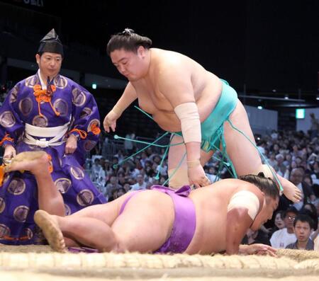 　一山本（上）がはたき込みで尊富士を破る