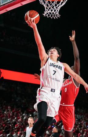 　デンマーク戦の第４クオーター、シュートを放つテーブス（手前）＝ららアリーナ東京ベイ