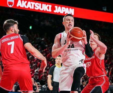 　デンマーク戦の第３クオーター、競り合うホーキンソン（中央）＝ららアリーナ東京ベイ