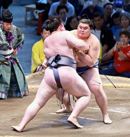 　金峰山（左）を攻める大の里