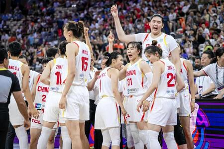 　中国代表の中でもサイズが際立つチャン・ツーユウ（右奥）　©ＦＩＢＡ
