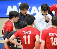 　試合後、円陣の中で選手に話しかける石川（中央）＝撮影・伊藤笙子