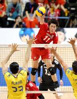 　第３セット、バックアタックを打つ富田