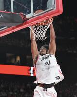 　第１Ｑ、ダンクシュートを決める山崎一渉（撮影・伊藤笙子）